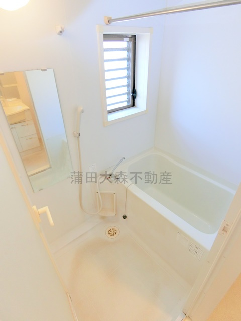 T-ComfortⅢの洗面所|窓と浴室乾燥機能付きのお風呂