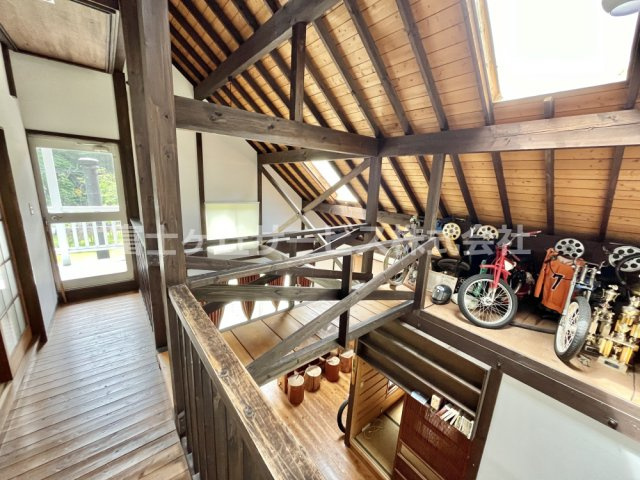 【居間・リビング】 | 周智郡森町三倉　中古住宅 | 吹き抜け上にせり出した廊下があります