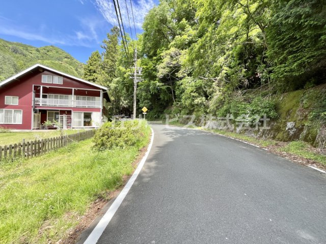 【前面道路含む現地写真】 | 周智郡森町三倉　中古住宅 | 前面道路及び周辺環境