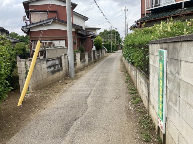 野田市岩名　中古戸建ての前面道路含む現地写真