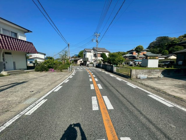 勝浦市上植野　中古店舗居宅の前面道路含む現地写真