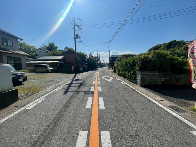 勝浦市上植野　中古店舗居宅の前面道路含む現地写真