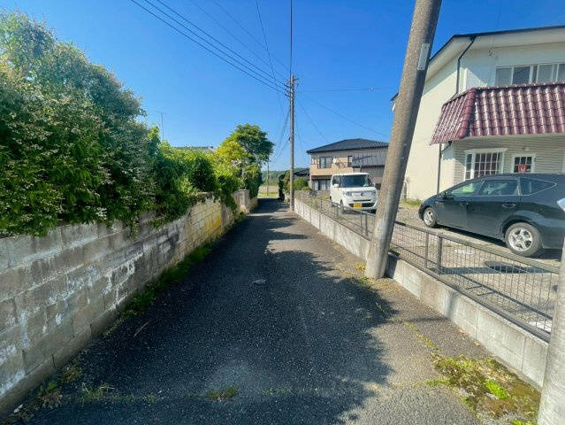 勝浦市上植野　中古店舗居宅の前面道路含む現地写真