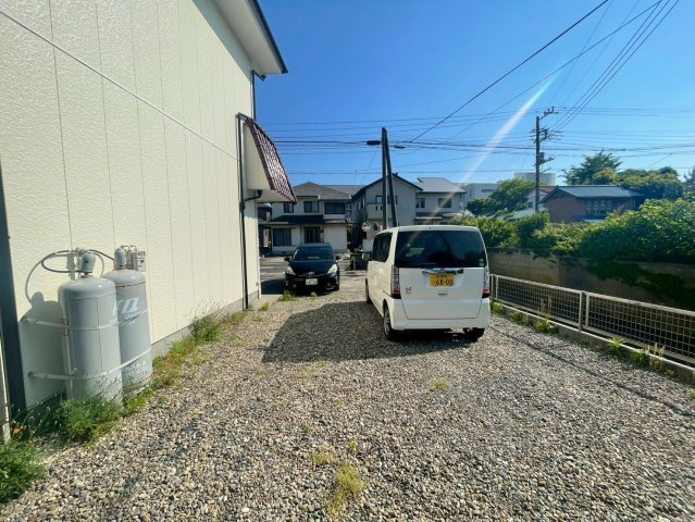 勝浦市上植野　中古店舗居宅の前面道路含む現地写真