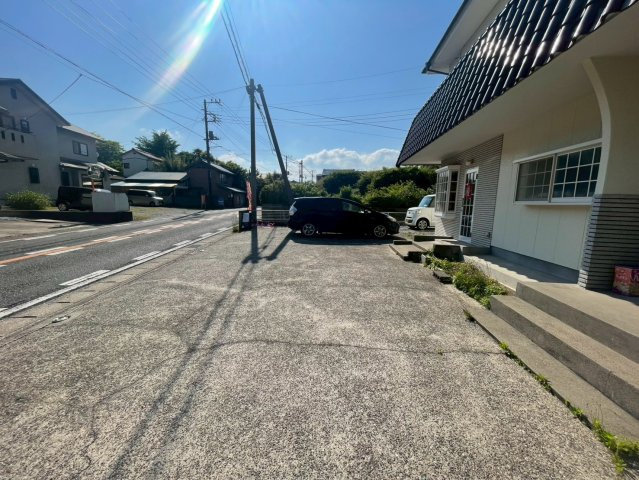 勝浦市上植野　中古店舗居宅の前面道路含む現地写真