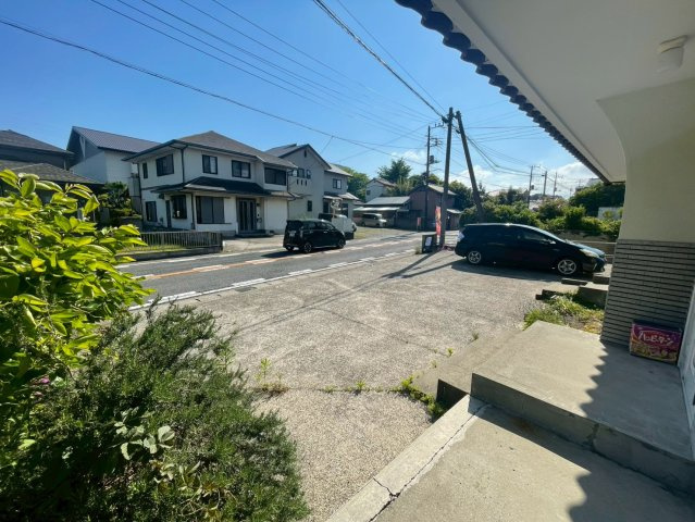 勝浦市上植野　中古店舗居宅の前面道路含む現地写真