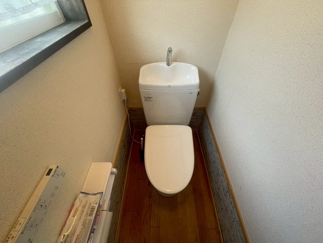 勝浦市上植野　中古店舗居宅のトイレ
