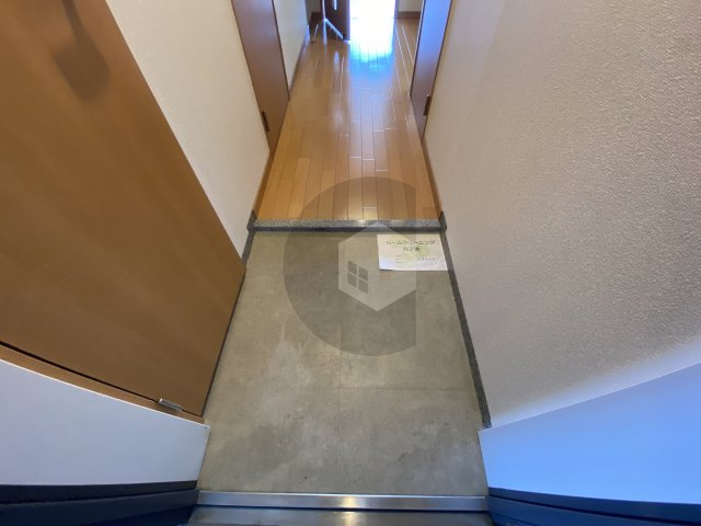 グランシス高井田の玄関