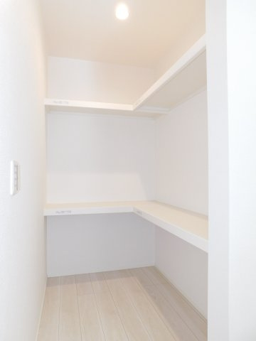 名古屋市西区玉池町の新築一戸建の収納|◇パントリー◇　　食料品や食器、調理器具などが整理しやすい棚付きの大容量パントリー♪
