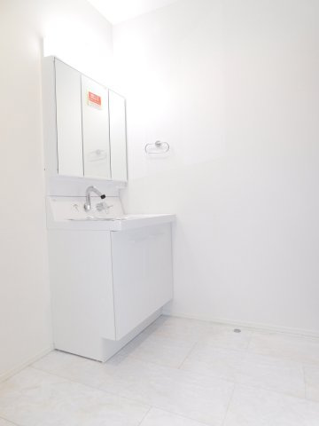 名古屋市西区玉池町の新築一戸建の独立洗面台|◇洗面室◇　　三面鏡シャワードレッサー　床下収納完備