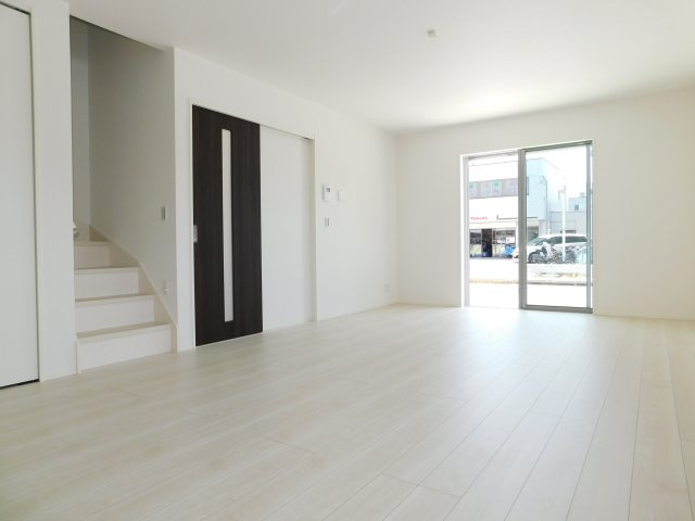名古屋市西区玉池町の新築一戸建の居間・リビング|◇リビング◇　　南面で明るく広いリビング２１．５帖　家族のコミュニケーションの機会が増えるリビング階段♪