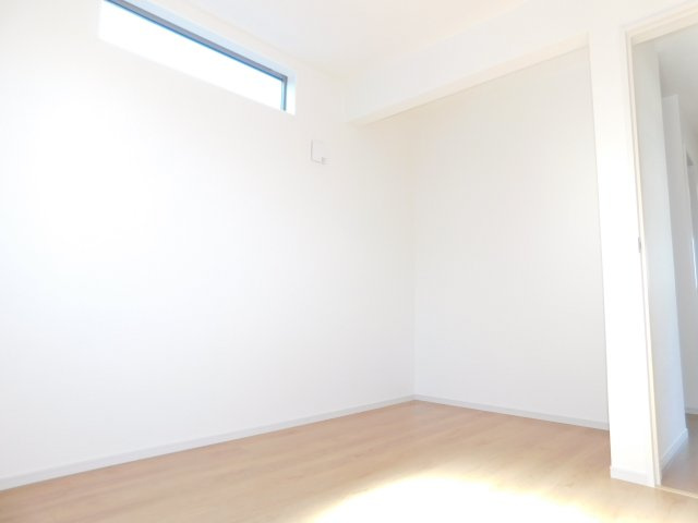 清須市寺野元町の新築一戸建の洋室|◇洋室◇　　明るい洋室４．５帖　収納スペース完備！