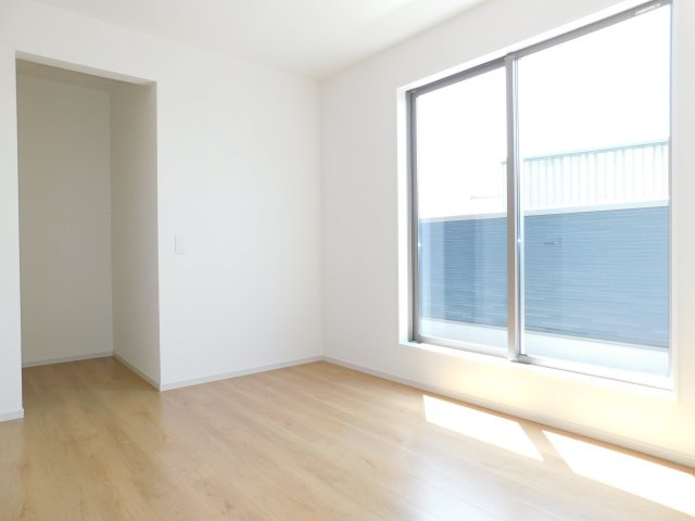 清須市寺野元町の新築一戸建の洋室|◇洋室◇　　南面で明るい洋室６．０帖　ウォークインクローゼット完備！　バルコニー利用可♪