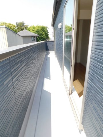 清須市寺野元町の新築一戸建のバルコニー|◇バルコニー◇　　陽当り良好なワイドバルコニー♪　洋室２部屋から出入りできます！