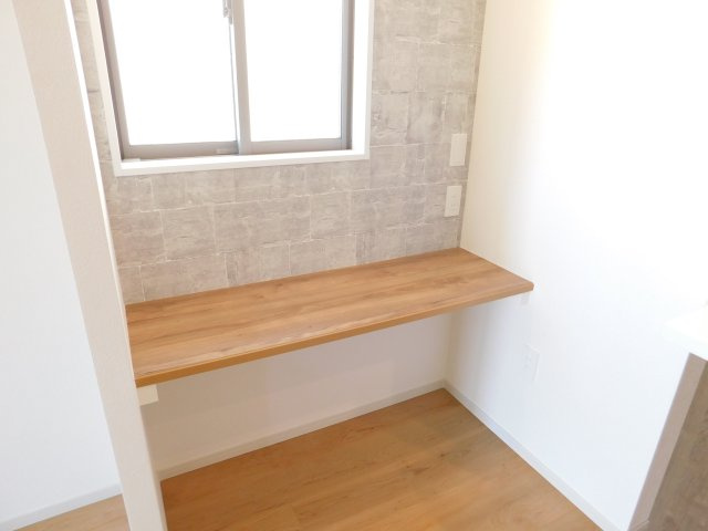 清須市寺野元町の新築一戸建の居間・リビング|◇スタディーカウンター◇　　お子様の勉強やワークスペースなど多用途に利用できます♪