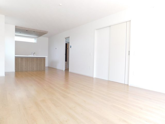 清須市寺野元町の新築一戸建の居間・リビング|◇リビング◇　　明るく広いリビング２１．０帖　折下天井のフラットキッチン♪