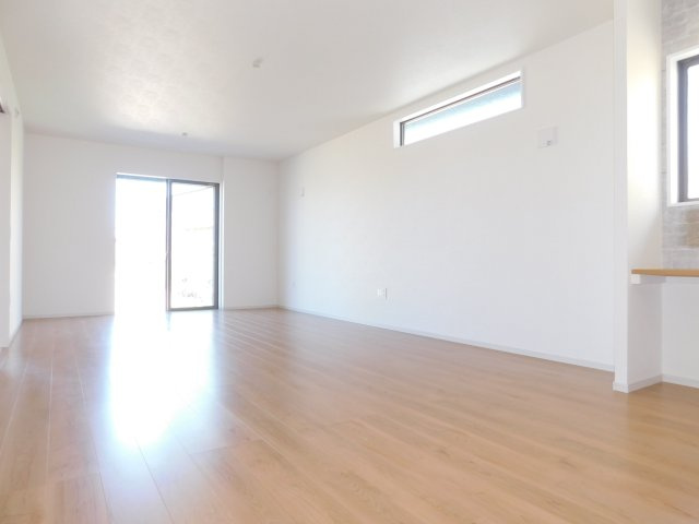 清須市寺野元町の新築一戸建の居間・リビング|◇リビング◇　　明るく広いリビング２１．０帖　リビング東側を５．０帖の洋室に変更可！