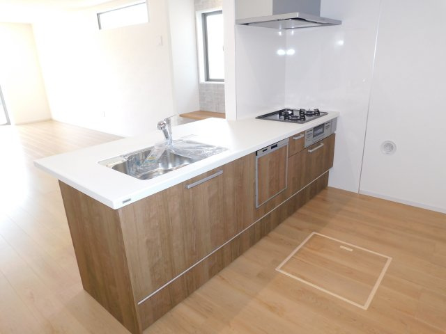 清須市寺野元町の新築一戸建のキッチン|◇キッチン◇　　人気の対面式・人造大理石フラットキッチン・食洗機・浄水器一体型水栓・静音仕様シンク・薄型換気扇・Ｓｉセンサーコンロ（３口）・床下収納庫