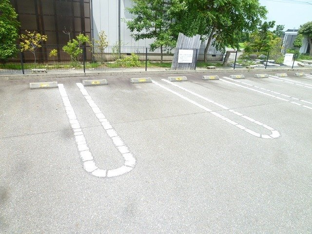 メロディ　Ａの駐車場