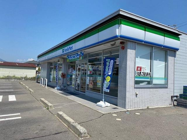 グランデュール城北　Ｋの周辺|ファミリーマート上田常磐城店まで400m