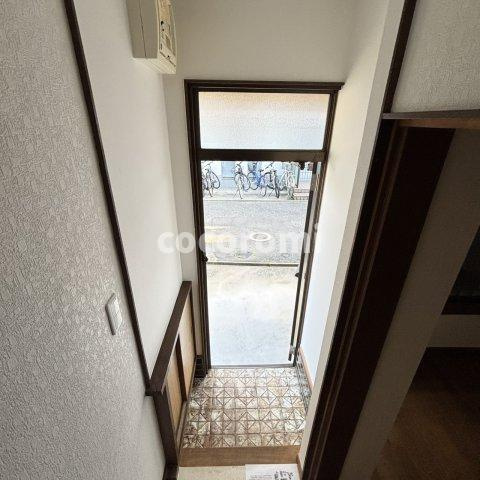寝屋川市大成町貸家の玄関