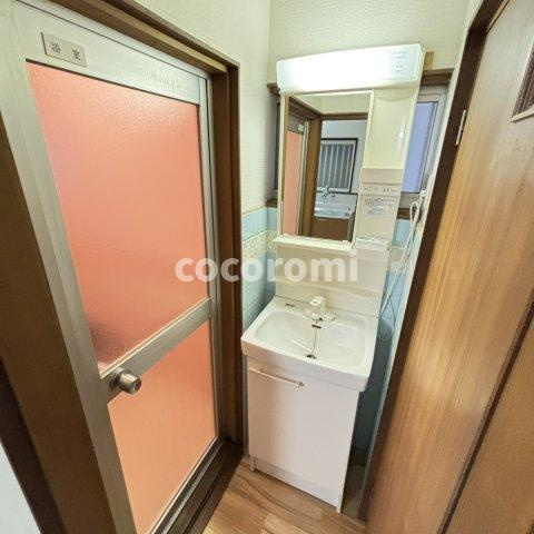 寝屋川市大成町貸家の洗面所