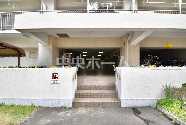 南砂町グリーンハイツ1号棟のエントランス|【エントランス】マンションのエントランスは、その物件の印象を決める、顔とも言える場所です。毎日通る場所ですからきれいなのが一番です。エントランス内はオートロックですので暮らしの安全も確保されています。