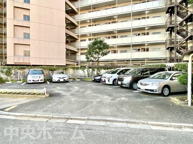 南砂町グリーンハイツ1号棟の駐車場|【敷地内駐車場】最新の空き状況や費用などの詳細は担当スタッフまでお問い合わせください。