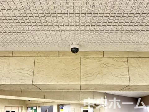 南砂町グリーンハイツ1号棟の防犯設備|【防犯カメラ】何かあった時の大事な証拠になることももちろんなりますが、防犯というくらいですので大事なのは防犯カメラがあることによって抑止力につながることですよね。