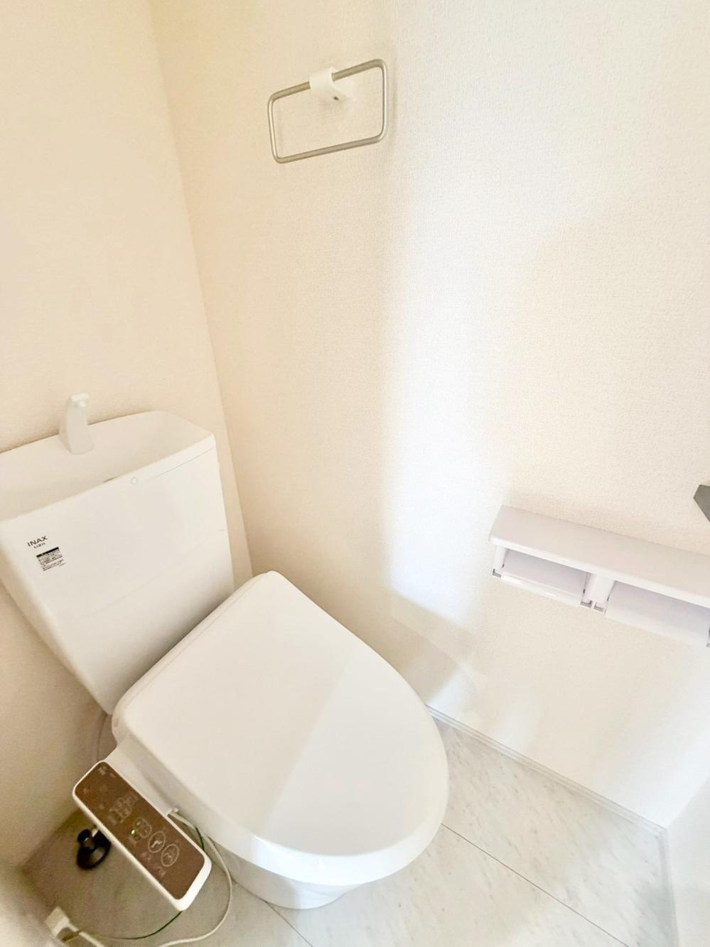 【Livele Garden.S】東久留米市前沢５丁目第３のトイレ|清潔感のあるスタイリッシュなシャワートイレ。
トイレは家族が毎日使うプライベートな空間です。