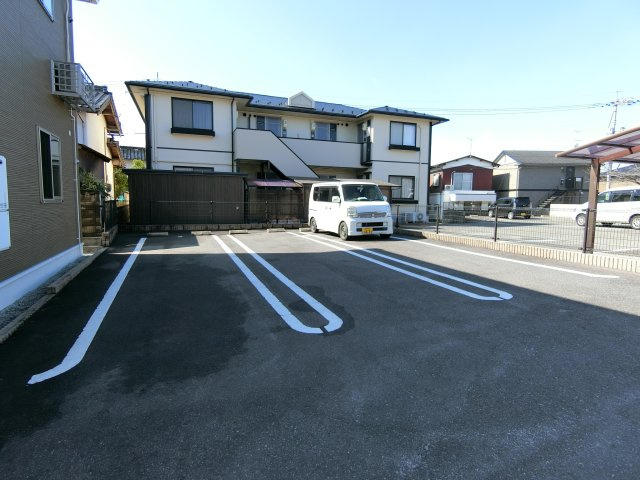 アドヴァンス・コートＢの駐車場