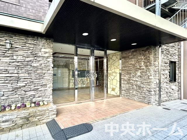 ドラゴンマンション木場公園壱番館のエントランス|【エントランス】マンションのエントランスは、その物件の印象を決める、顔とも言える場所です。毎日通る場所ですからきれいなのが一番です。エントランス内はオートロックですので暮らしの安全も確保されています。