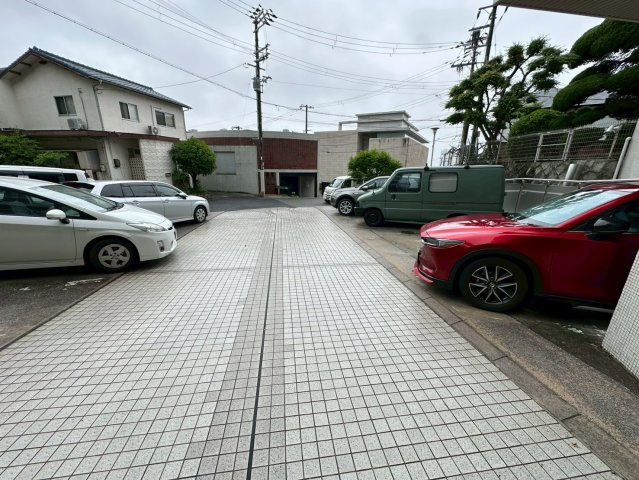 岡本エクセルの駐車場