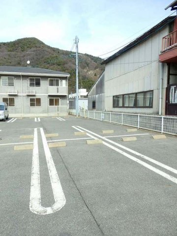 シャルムＡの駐車場|カースペースがあります