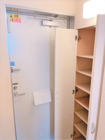 レオパレス鳴尾Ｂの玄関|落ち着いた玄関です