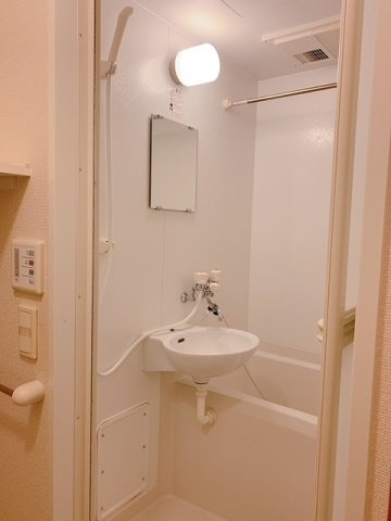 レオパレスシェ　モアⅡの浴室|きれいなお風呂です