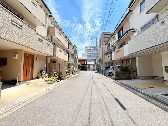 聚楽廻東町の前面道路含む現地写真
