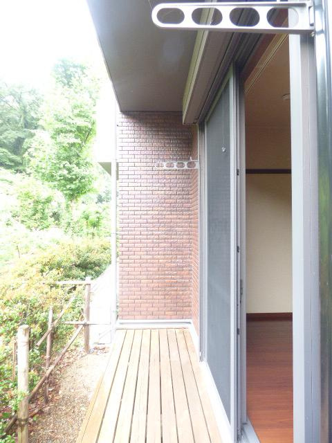 川崎市多摩区寺尾台１丁目のアパートのバルコニー