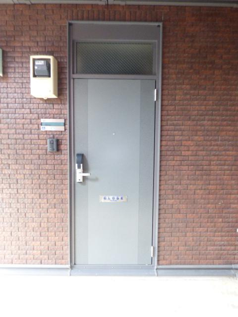 川崎市多摩区寺尾台１丁目のアパートの玄関