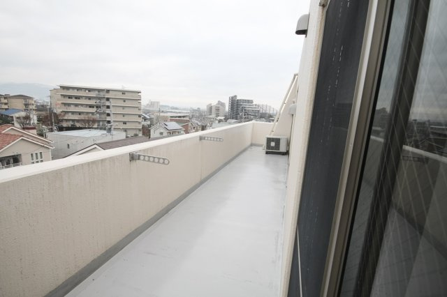 リーガルコート山本駅前のバルコニー|お洗濯にも便利なバルコニー付き