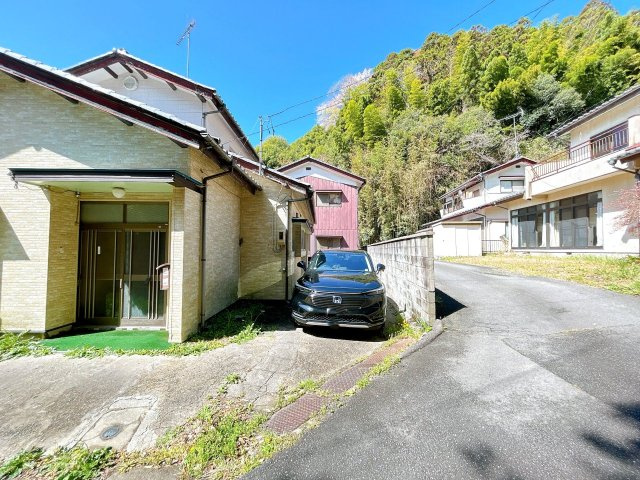 いわき市常磐下船尾居作　4LDK中古住宅　陽当たり良好！　不動産プラスの前面道路含む現地写真|外観写真別角度。駐車場の新設工事を行います。それにより駐車場は合計4台となります。お友達や親せきの方がお越しいただいた時でも安心ですね。