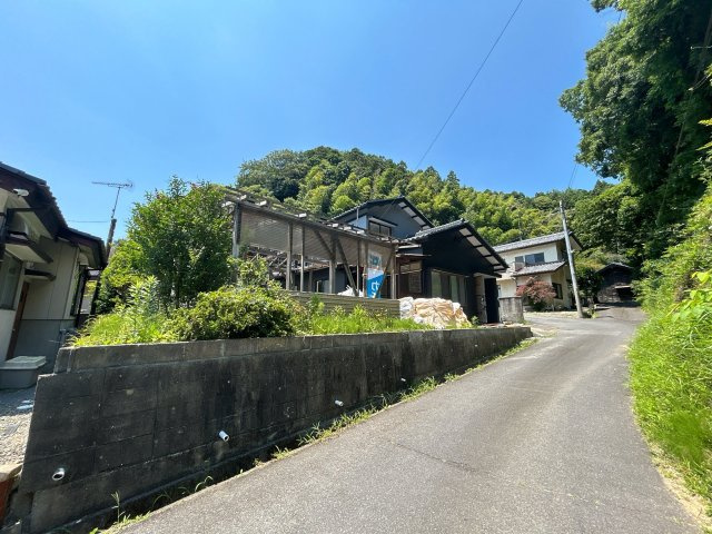 いわき市常磐下船尾居作　4LDK中古住宅　陽当たり良好！　不動産プラスの前面道路含む現地写真|外観写真別角度。駐車場の新設工事を行います。それにより駐車場は合計4台となります。お友達や親せきの方がお越しいただいた時でも安心ですね。
