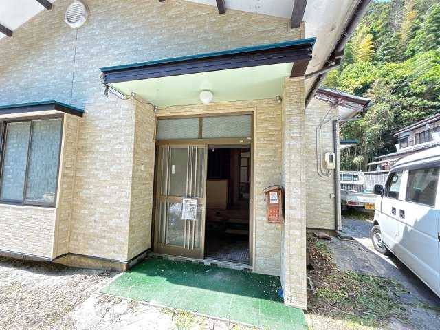 いわき市常磐下船尾居作　4LDK中古住宅　陽当たり良好！　不動産プラスの玄関|玄関外観。玄関扉交換、外壁塗装、玄関タイル張替え、照明器具交換、インターホン設置を行います。玄関はお家の顔となる部分、お客様が最初に目にする場所だからこそ、第一印象が大切ですね。