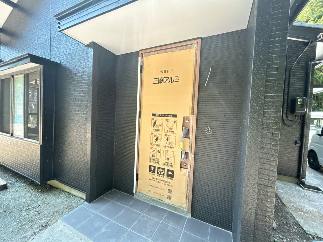 いわき市常磐下船尾居作　4LDK中古住宅　陽当たり良好！　不動産プラスの玄関|玄関外観。玄関扉交換、外壁塗装、玄関タイル張替え、照明器具交換、インターホン設置を行います。玄関はお家の顔となる部分、お客様が最初に目にする場所だからこそ、第一印象が大切ですね。