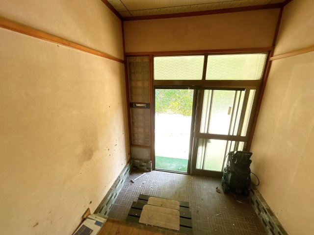 いわき市常磐下船尾居作　4LDK中古住宅　陽当たり良好！　不動産プラスの玄関|玄関内観。玄関扉交換、玄関タイル張替え、天井・壁クロス張替え、下駄箱交換、照明器具交換を行います。玄関ホールは広々としていますので込み合う心配は無さそうですね。