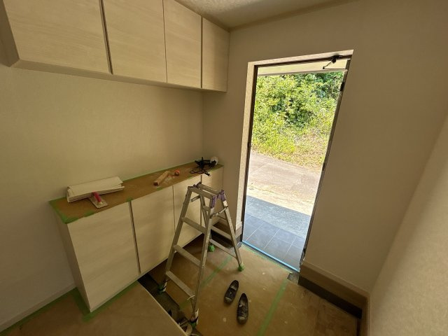 いわき市常磐下船尾居作　4LDK中古住宅　陽当たり良好！　不動産プラスの玄関|玄関内観。玄関扉交換、玄関タイル張替え、天井・壁クロス張替え、下駄箱交換、照明器具交換を行います。玄関ホールは広々としていますので込み合う心配は無さそうですね。