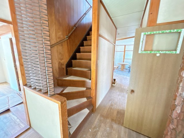いわき市常磐下船尾居作　4LDK中古住宅　陽当たり良好！　不動産プラスの内装|階段。階段塗装、手すり交換、ノンスリップ交換を行います。滑り止めが付いていますので上り下りする際に安心ですね。