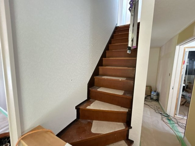 いわき市常磐下船尾居作　4LDK中古住宅　陽当たり良好！　不動産プラスの内装|階段。階段塗装、手すり交換、ノンスリップ交換を行います。滑り止めが付いていますので上り下りする際に安心ですね。