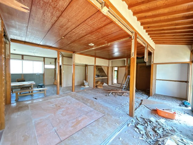 いわき市常磐下船尾居作　4LDK中古住宅　陽当たり良好！　不動産プラスの居間・リビング|約23帖リビング。フローリング張替え、建具交換、天井・壁クロス張替え、スイッチ・コンセント交換、照明器具交換を行います。家族が寛ぐリビングは明るくきれいな空間に仕上げていきます。