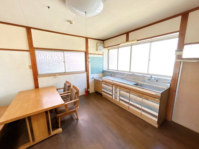 いわき市常磐下船尾居作　4LDK中古住宅　陽当たり良好！　不動産プラスの洋室|北側洋室別角度。フローリング重ね張り、天井・壁クロス張替え、建具交換、照明器具交換、火災警報器設置を行います。家具や家電いろんな配置を試してみてください。